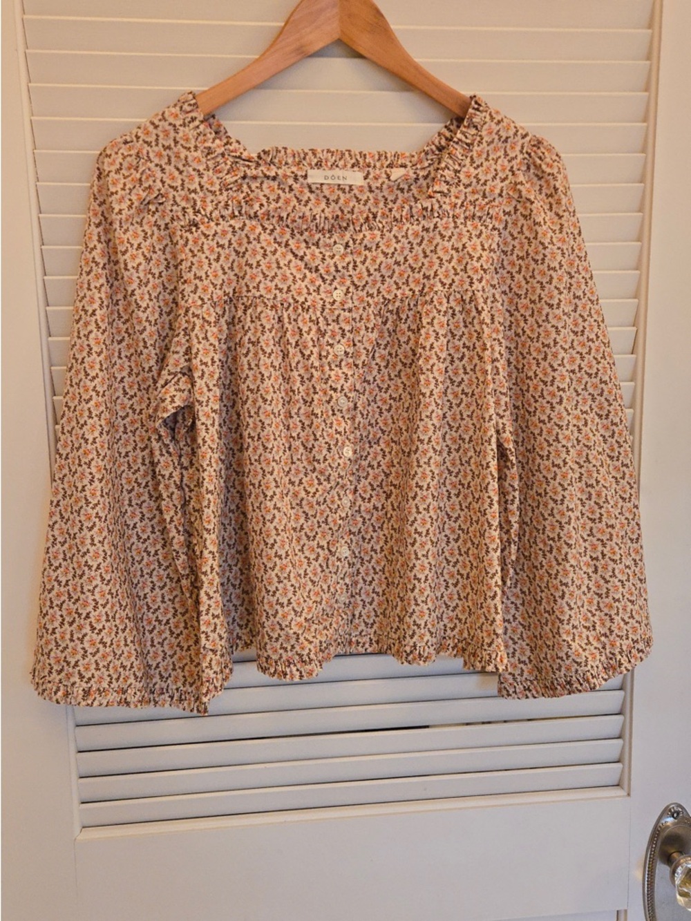 Doen Cream Floral Button-Front Peasant Blouse with Floral Motif
